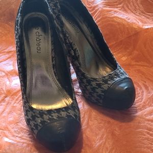Le Chateau 4 1/2" heel shoes